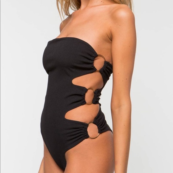 a'gaci Tops - SALE🎉Strapless Cut Out Bodysuit